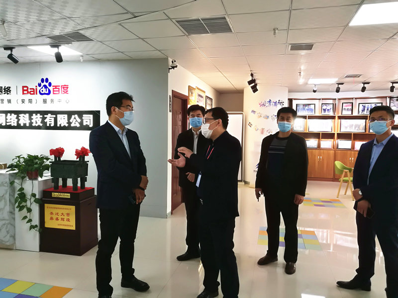 安陽市商務局副局長張躍勇，攜同天津伍創電子商務有限公司李富民一行蒞臨安陽青峰網絡參觀指導！！